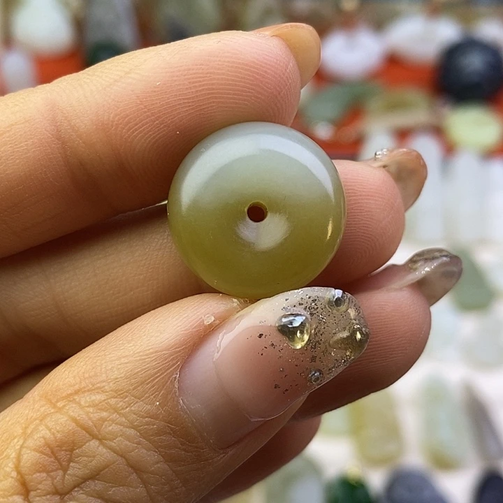 和田玉未镶嵌颈饰且末平安扣吊坠