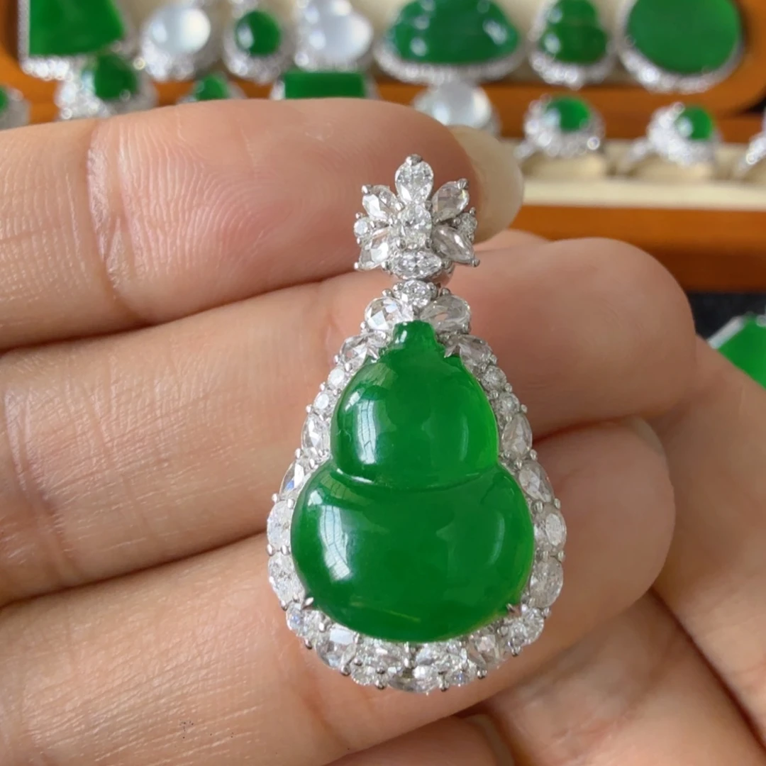 翡翠18K金镶嵌颈饰吊坠