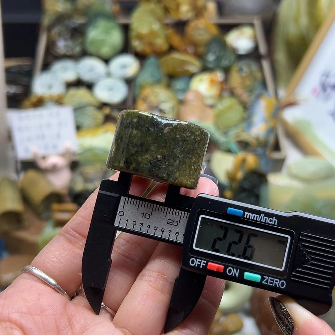 岫岩河磨玉（透闪石质玉）未镶嵌颈饰河磨玉扳指有个地方没光好