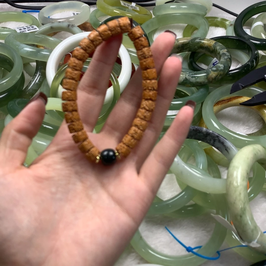 蛇纹石玉未镶嵌手镯