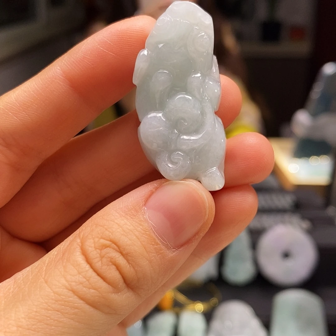 翡翠未镶嵌颈饰貔貅