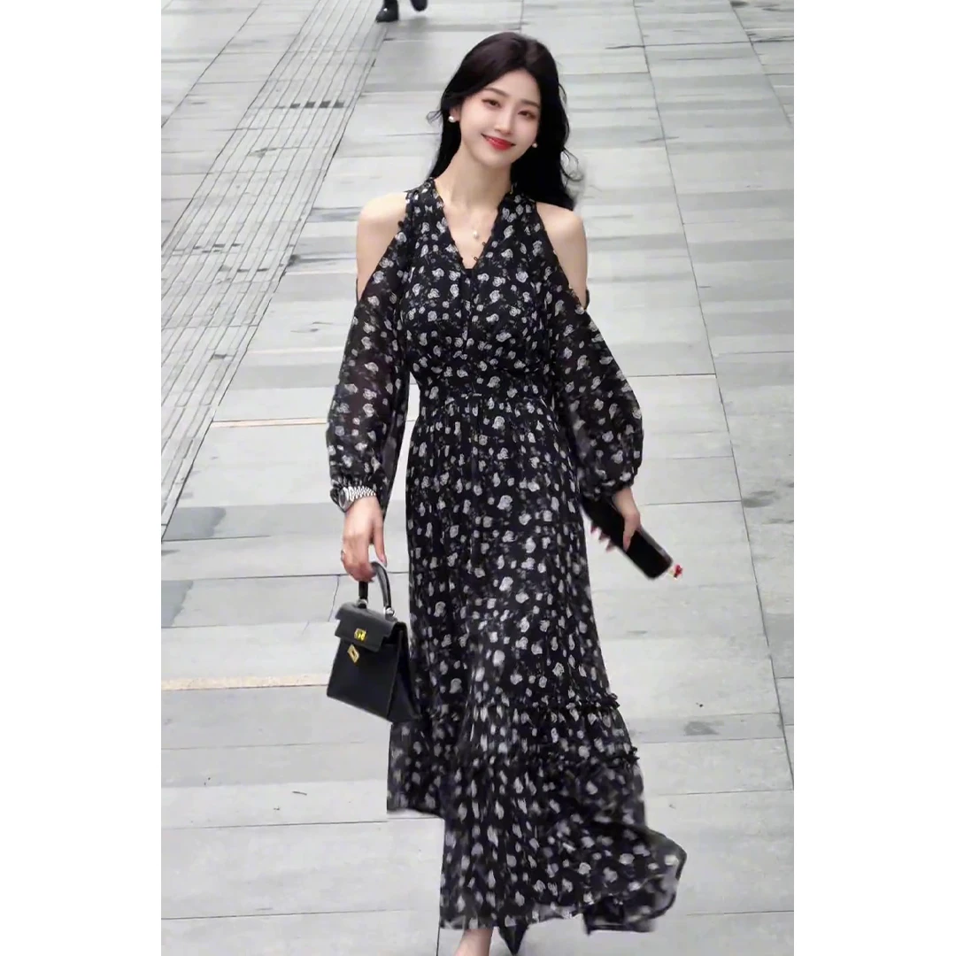茶歇露肩V领碎花连衣裙女2025夏季新款高级感气质独特漂亮掐腰裙