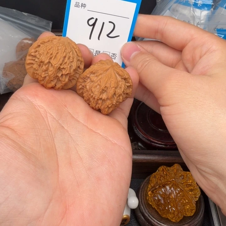 文玩核桃吊坠红豆35