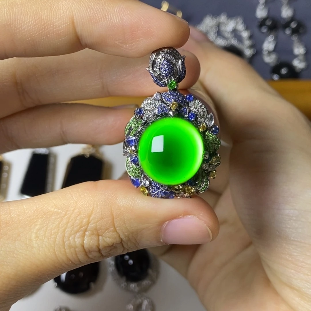 颈饰18K金镶嵌翡翠