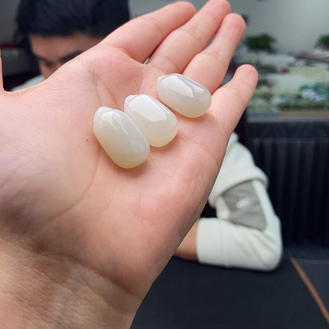 和田玉未镶嵌颈饰颜色多样性发拍一发一