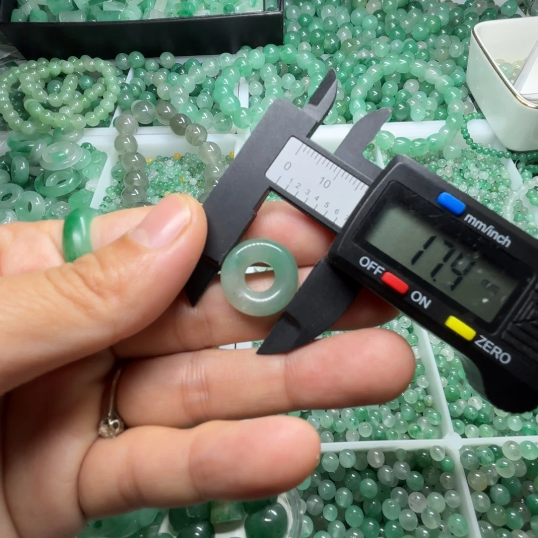 石英质玉（非洲翠）未镶嵌甜甜圈