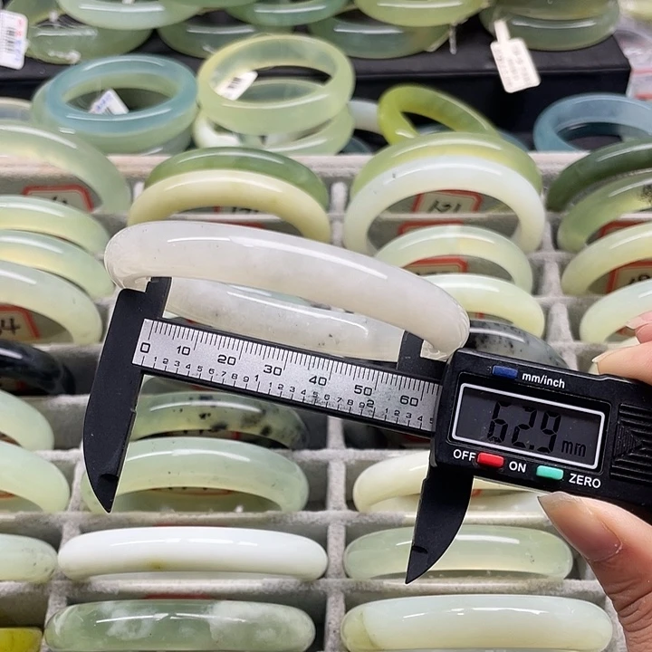 蛇纹石玉未镶嵌手镯190