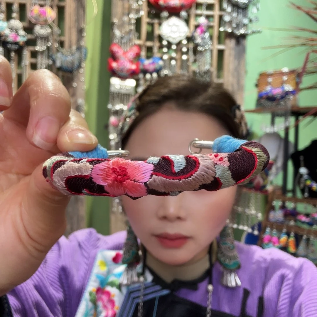 刺绣手镯。