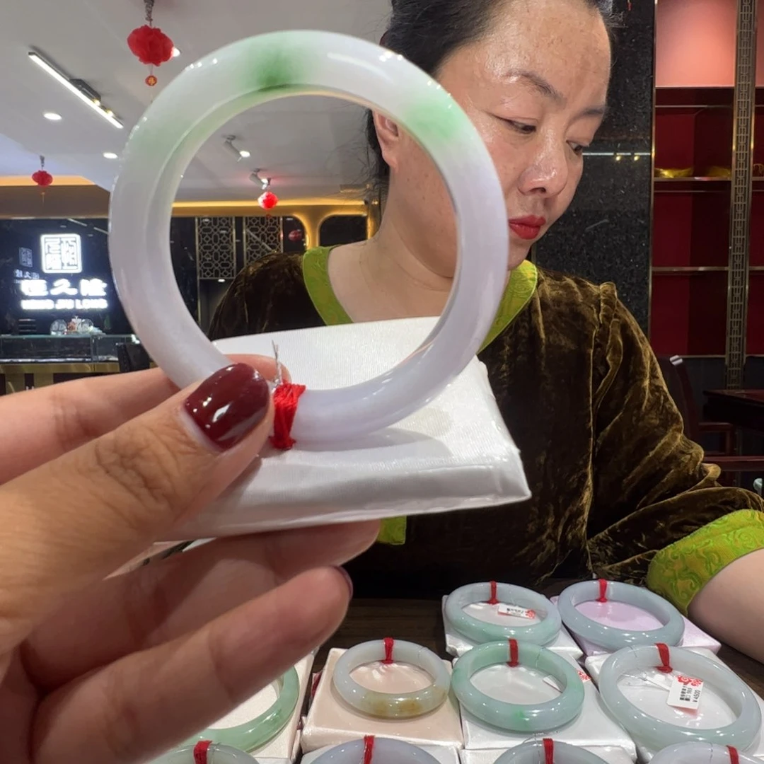 翡翠手镯未镶嵌飘绿花55