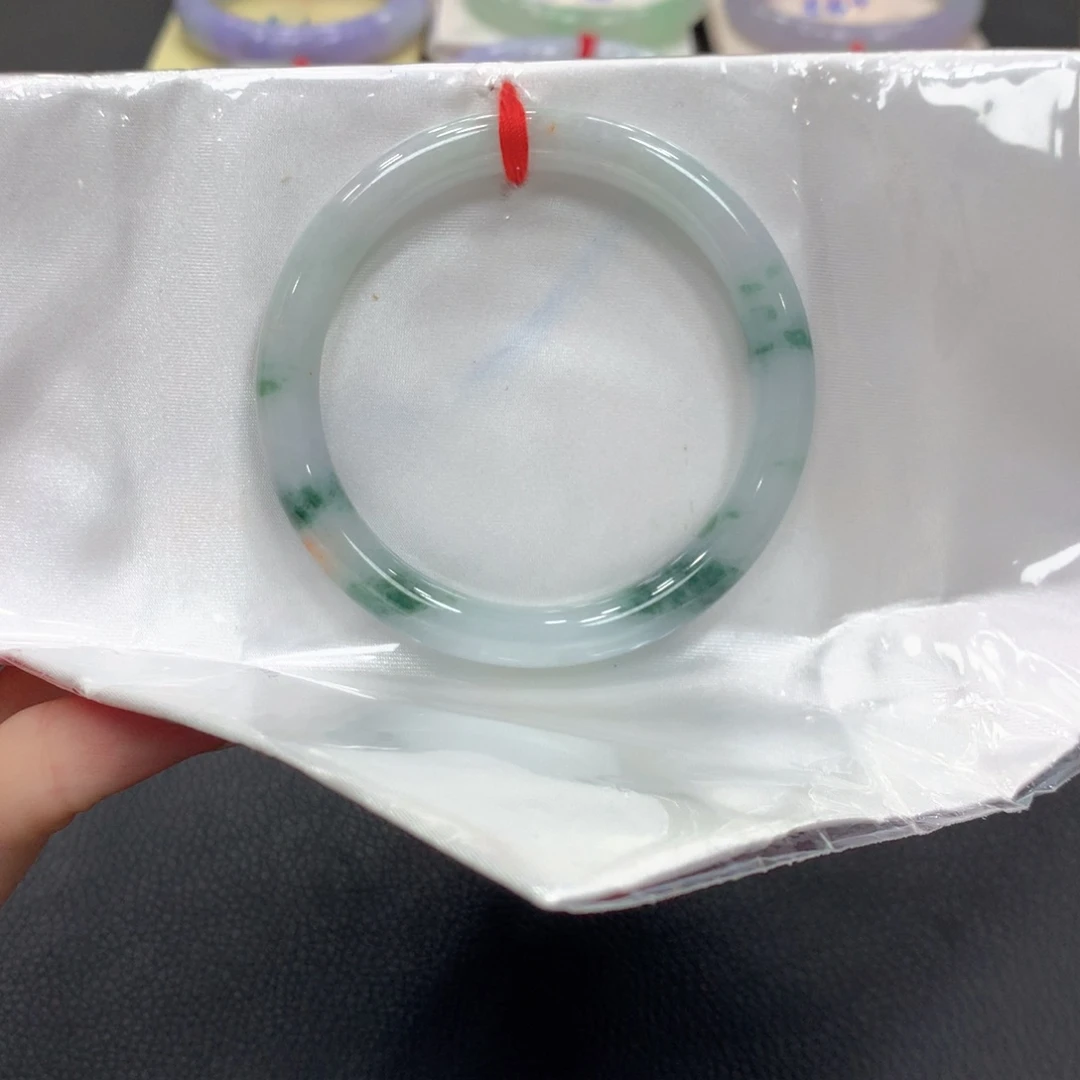 翡翠手镯未镶嵌翡翠