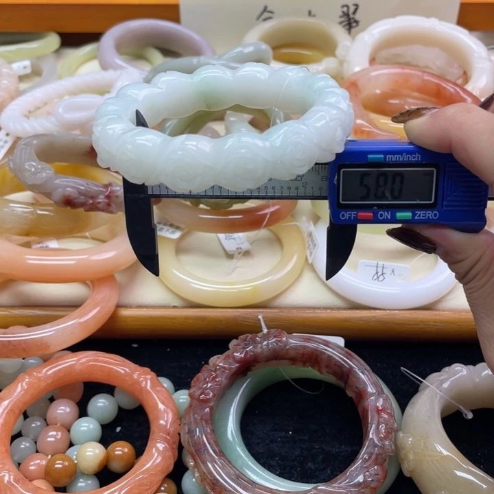 未镶嵌石英岩玉珠宝奇石