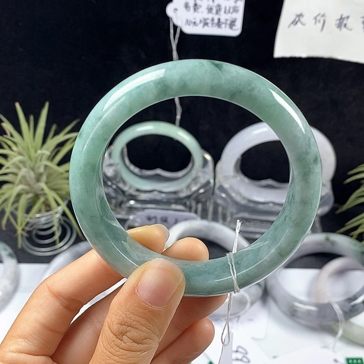 翡翠未镶嵌手镯54号。59圈