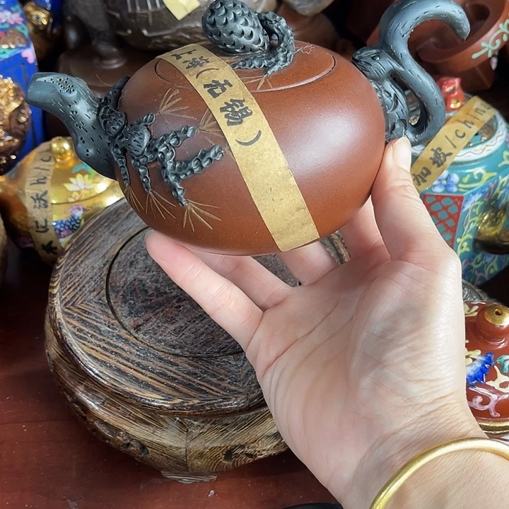 红泥茶壶原矿泥料手工制作的一把紫砂壶。