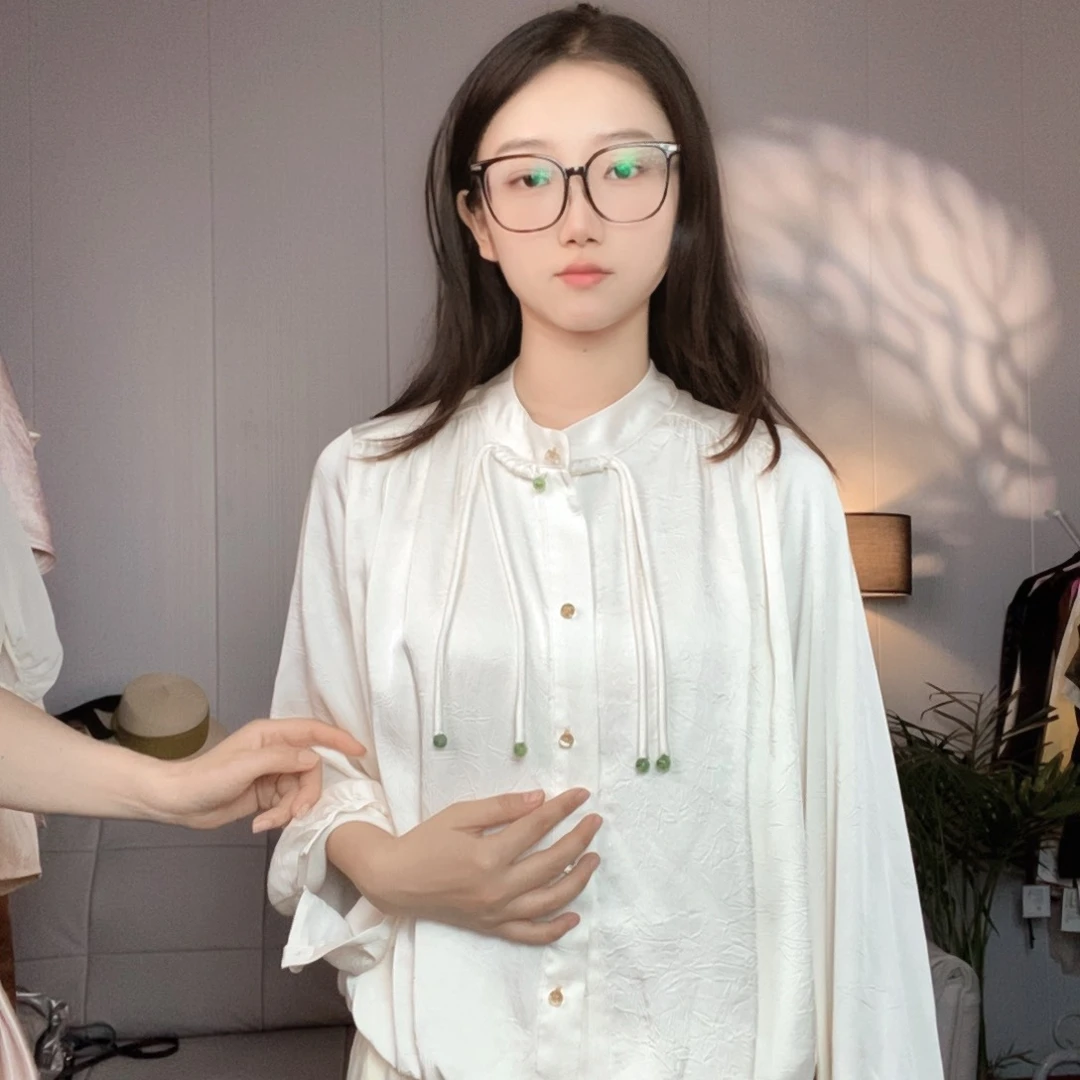 快速去拍白色上衣