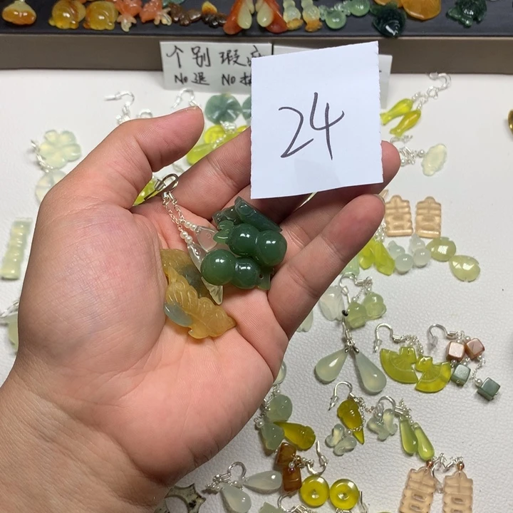 姚***瑶合金蛇纹石玉耳钉