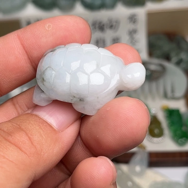 翡翠未镶嵌颈饰乌龟