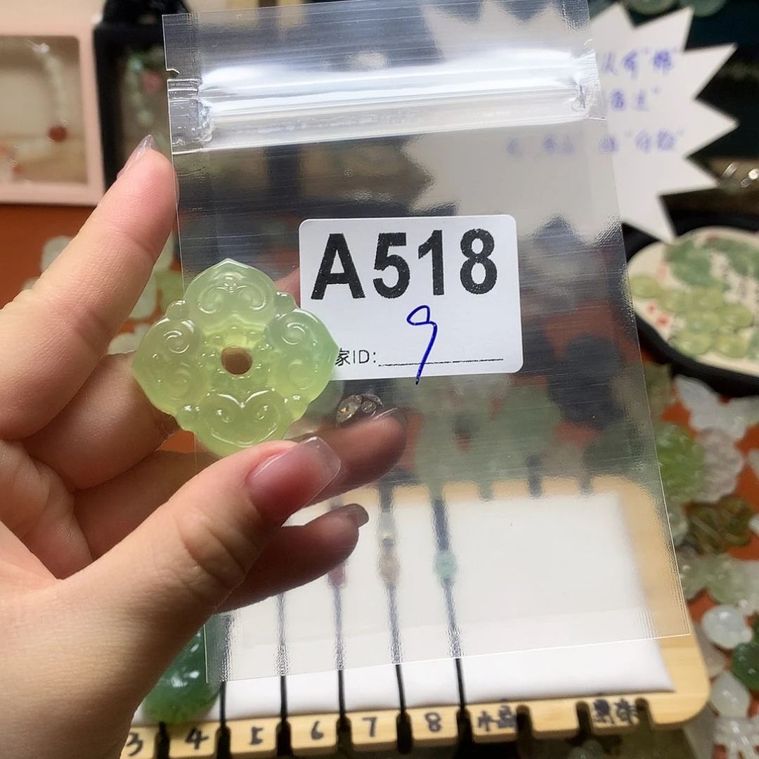 蛇纹石玉颈饰合金马*雅瑕疵