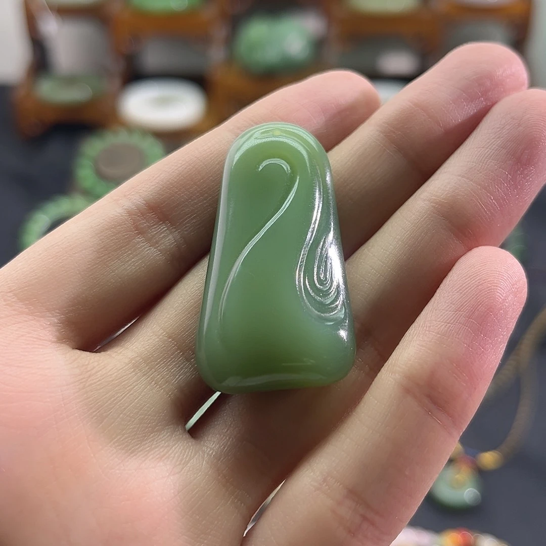 颈饰未镶嵌和田玉俄碧-粉绿-随型（风生水起）-吊坠