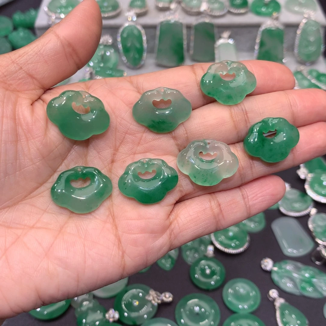 颈饰未镶嵌石英质玉（非洲翠）