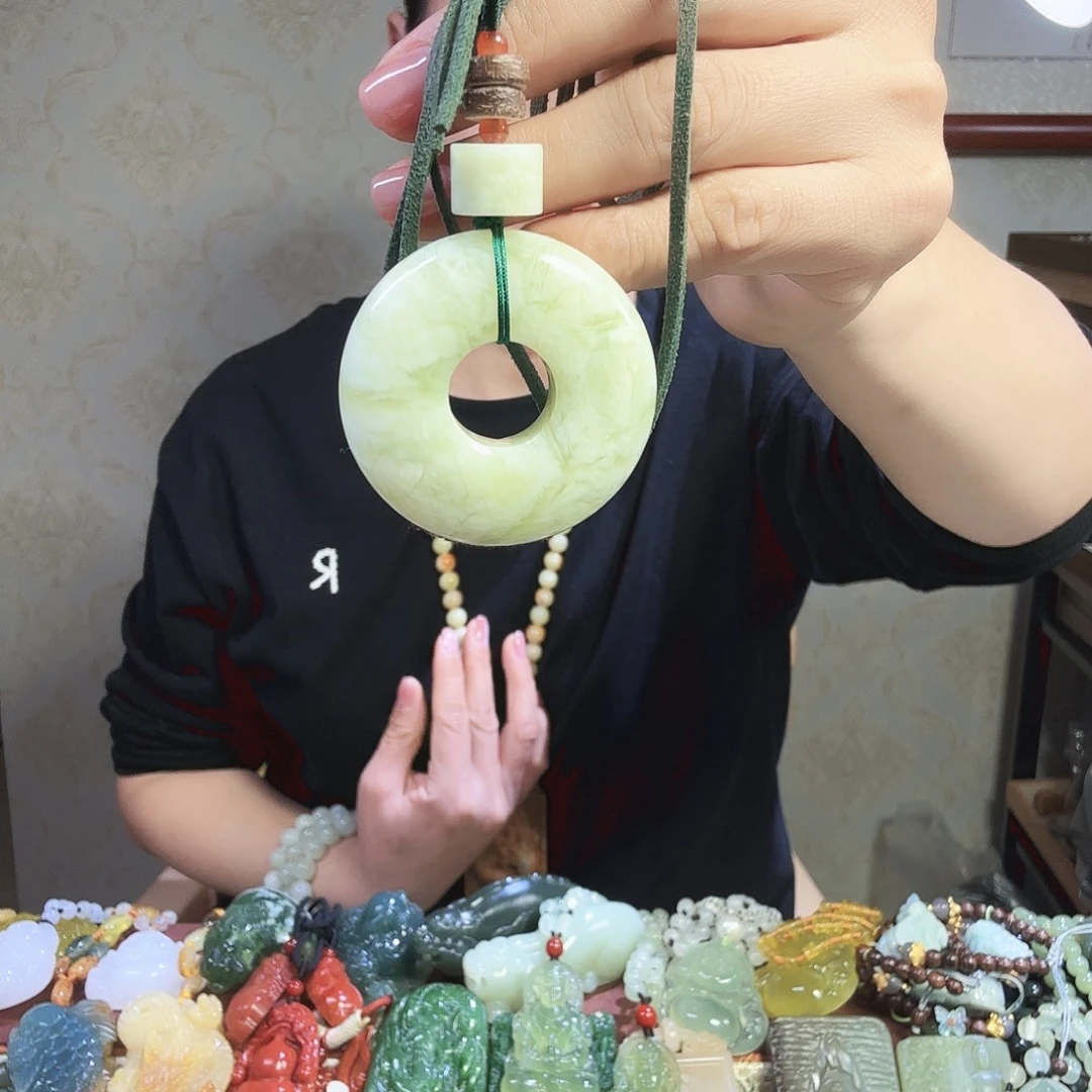 蛇纹石玉未镶嵌颈饰