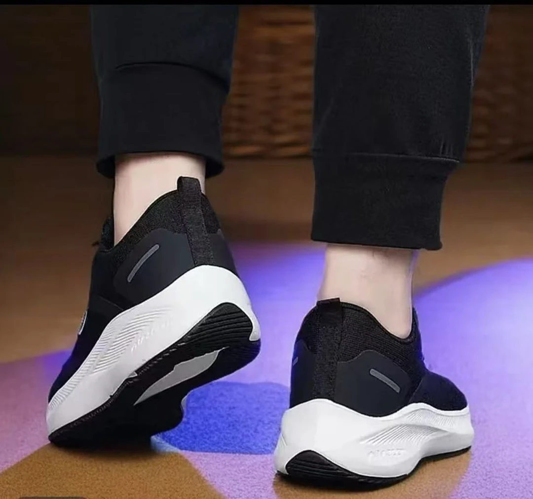 品牌运动鞋断码清仓软底防滑运动鞋11111