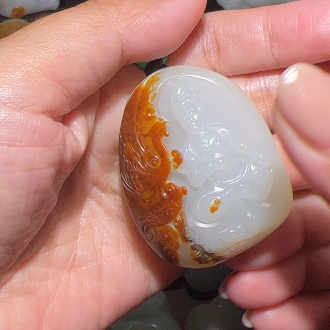 潇***^和田玉未镶嵌颈饰
