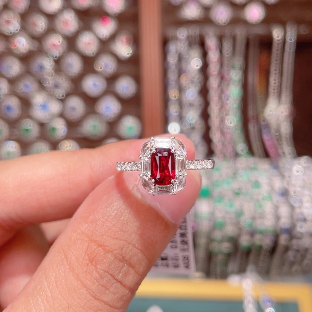 18K金镶嵌戒指红宝石1.01ct 无烧鸽血