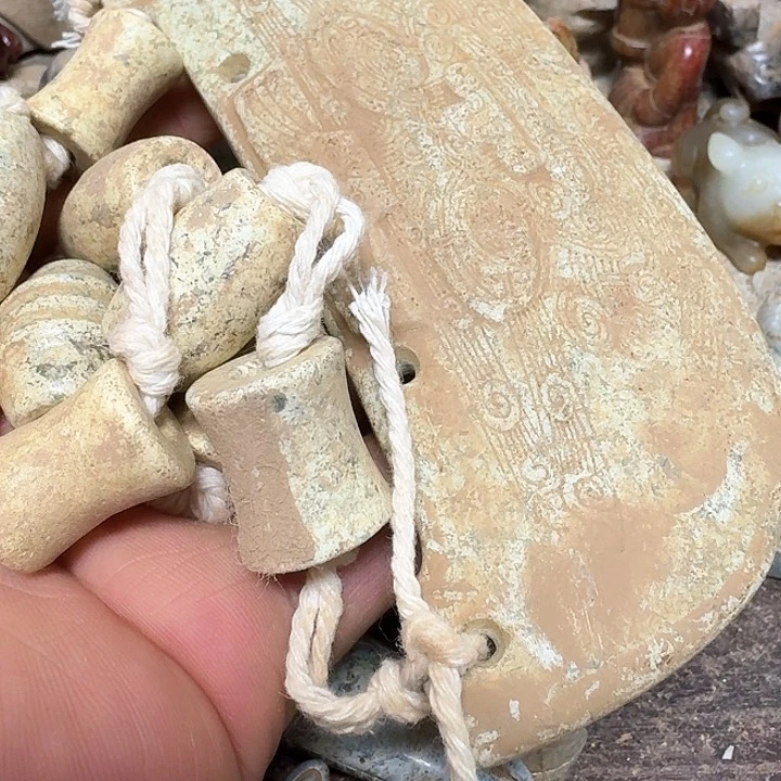 蛇纹石玉颈饰未镶嵌