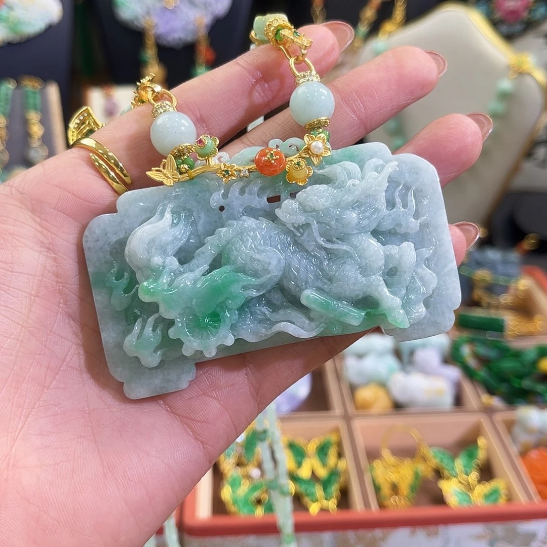 回***松翡翠未镶嵌颈饰麒麟回首