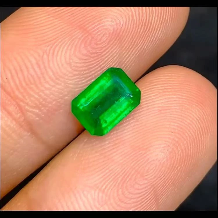 天然  祖母绿 ，1.0克拉