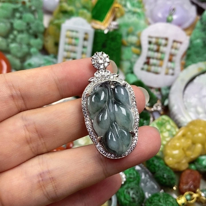 翡翠未镶嵌吊坠(赠链)