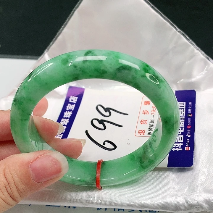 翡翠手镯未镶嵌翡翠