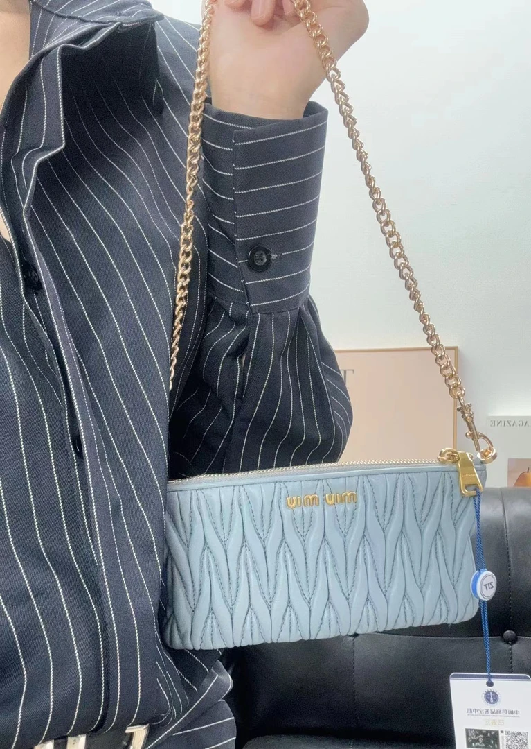 95新 MIU MIU/缪缪 婴儿蓝褶皱手拿包单肩包/秋境 09552