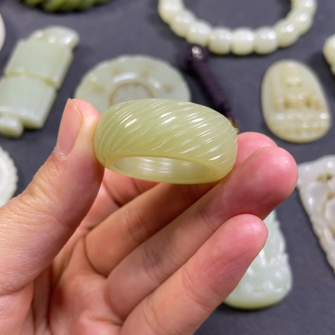 牛***威和田玉未镶嵌颈饰