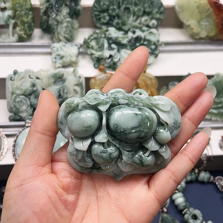 透闪石-蛇纹石玉颈饰未镶嵌山*