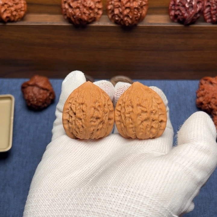 文玩核桃把件金牛