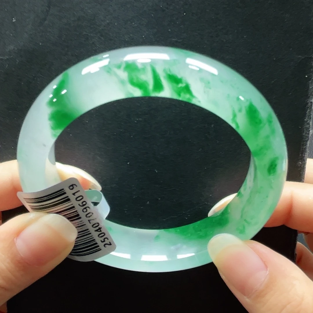 依***依石英质玉手镯未镶嵌