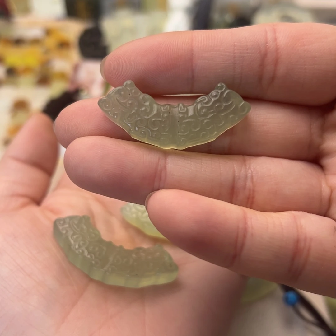 蛇纹石玉颈饰合金