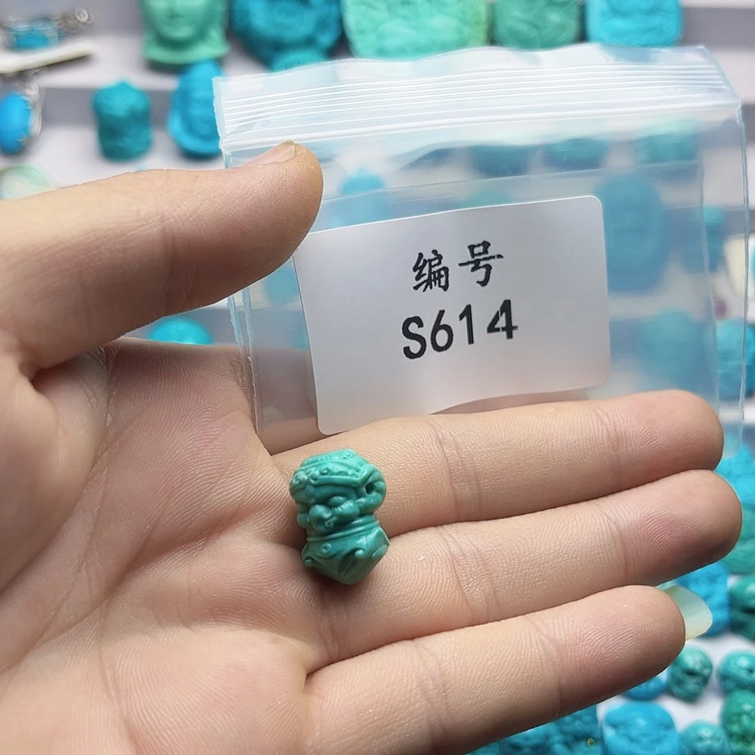 绿松石未镶嵌挂件小****人