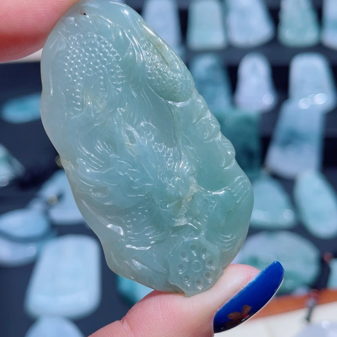 翡翠未镶嵌颈饰龙牌