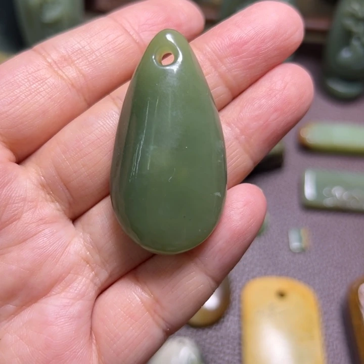 用***7颈饰未镶嵌岫岩河磨玉（透闪石质玉）