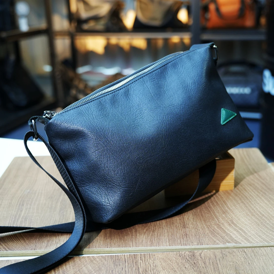 头层牛皮挎包潮牌男包新款2025新款