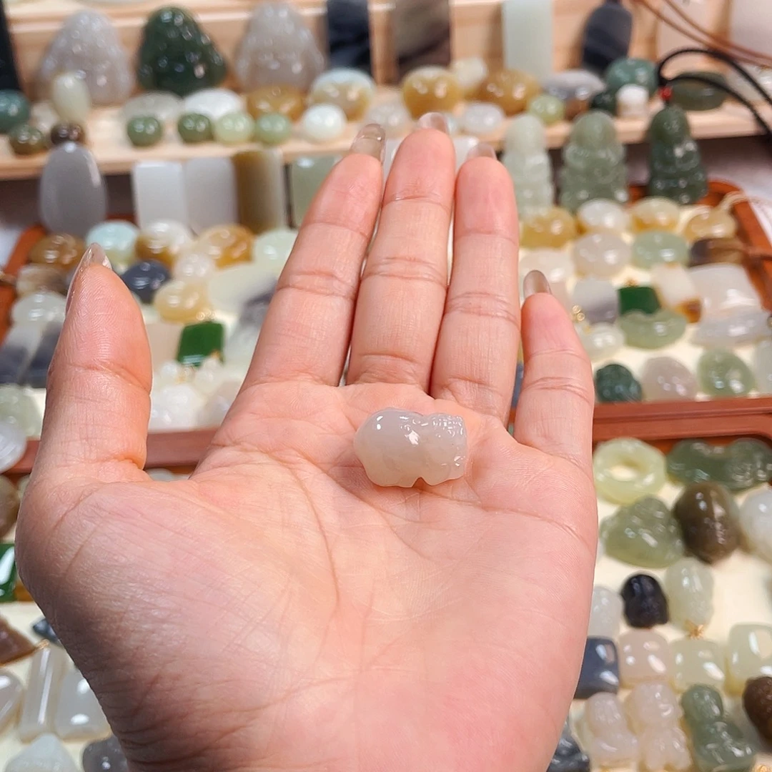 和田玉未镶嵌吊坠(赠链)