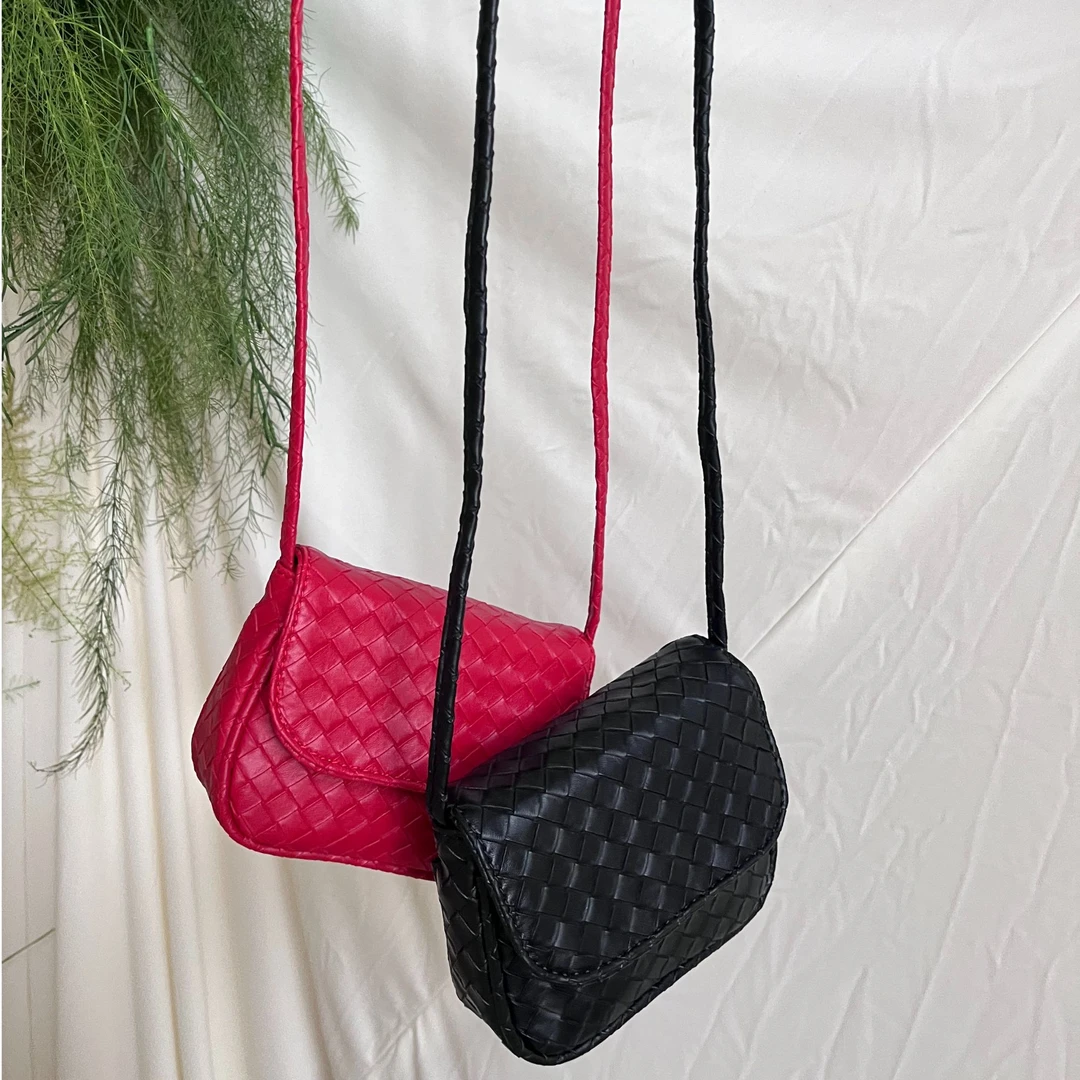 【装可爱】迷你可爱编织小巧翻盖精致单肩斜挎零钱包红色