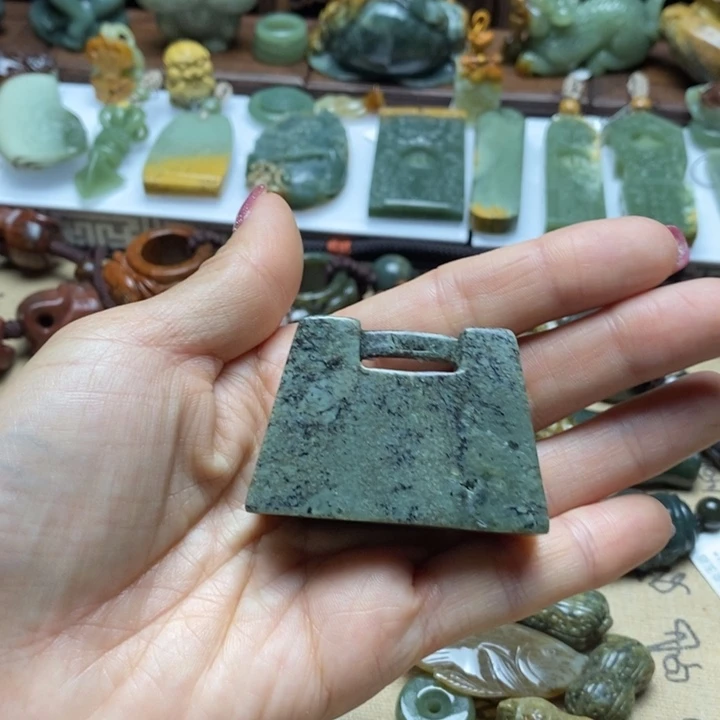 透闪石质玉未镶嵌把件春**聊