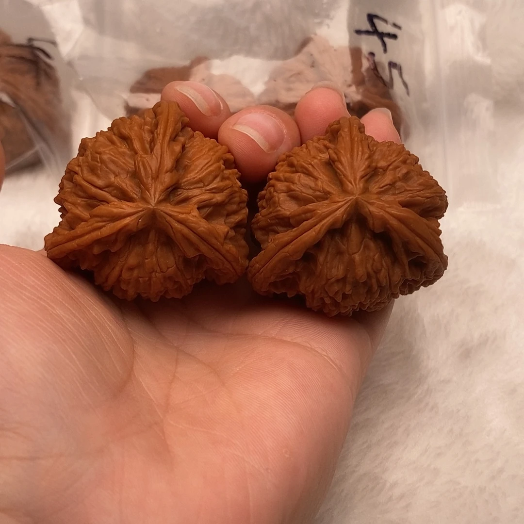 新***山文玩核桃吊坠三棱