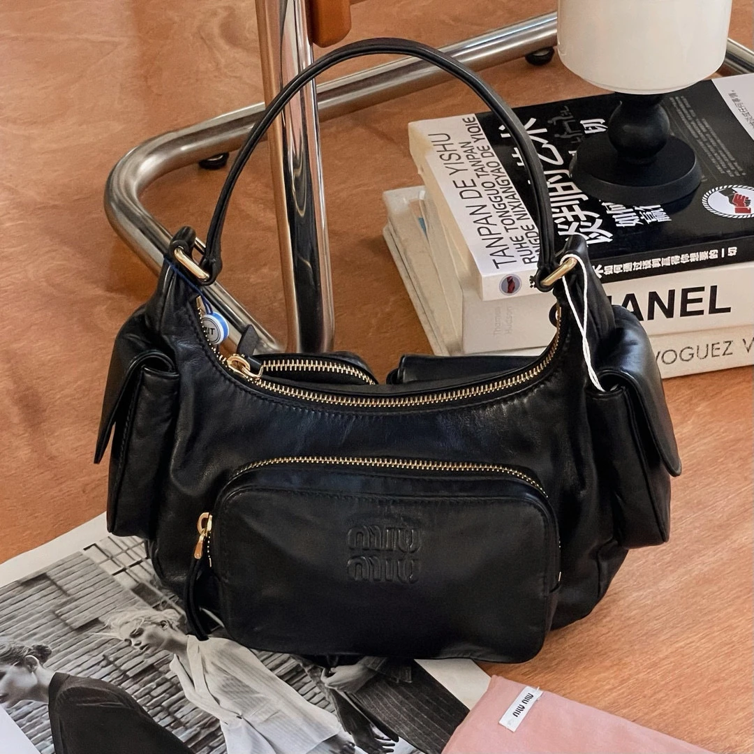 未使用 MIU MIU/缪缪 未使用现代款黑色机车包 B8786