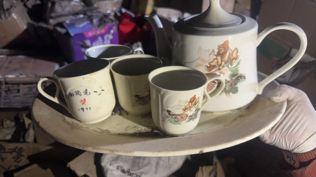 三打象牙瓷套壶（1壶4杯1茶盘）微瑕，黑点黄印