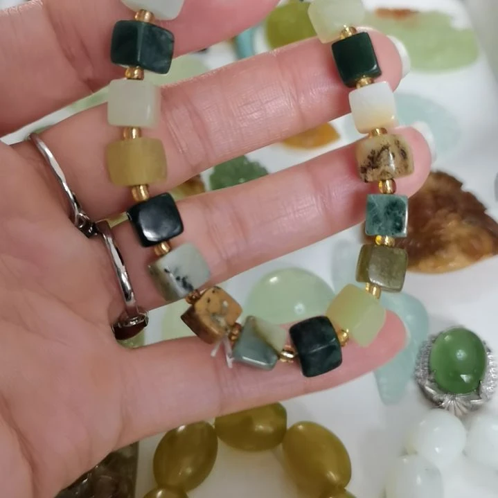 未镶嵌蛇纹石玉吊坠