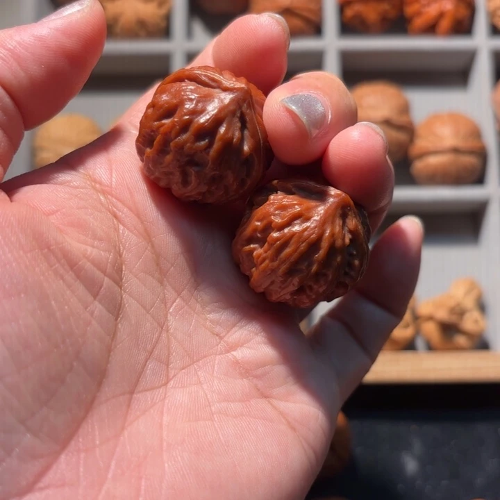 文玩核桃把件红皮八棱手捻160